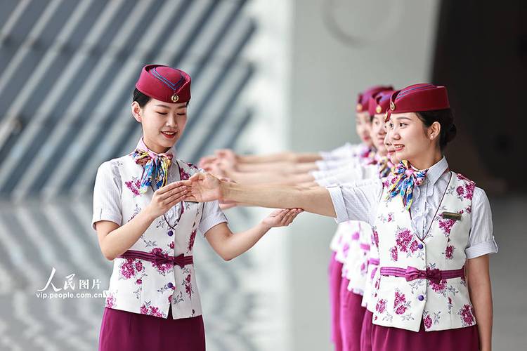 重慶:高鐵乘務員開展服務禮儀培訓